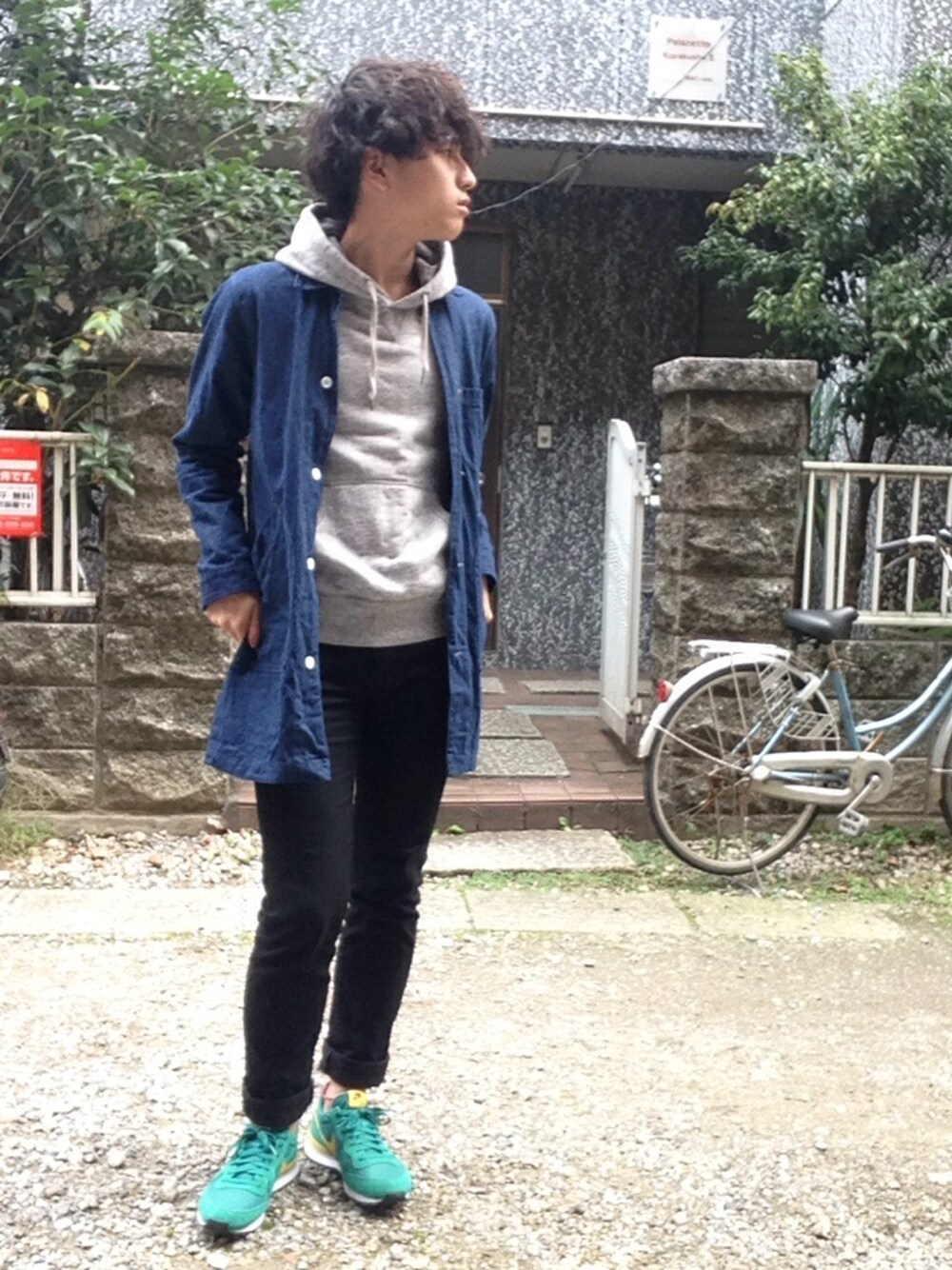 「ステンカラーコート、プルオーバーパーカー、パーカー、黒スキニー、スニーカー、UNIQLO、NIKE、アウター×グレーパーカー」｜「VINTAGEのアイテム（チェスターコート、ブルー系）」を使った、たぐっしゅーさん（メンズ・174cm）の秋コーディネートの1枚目の写真