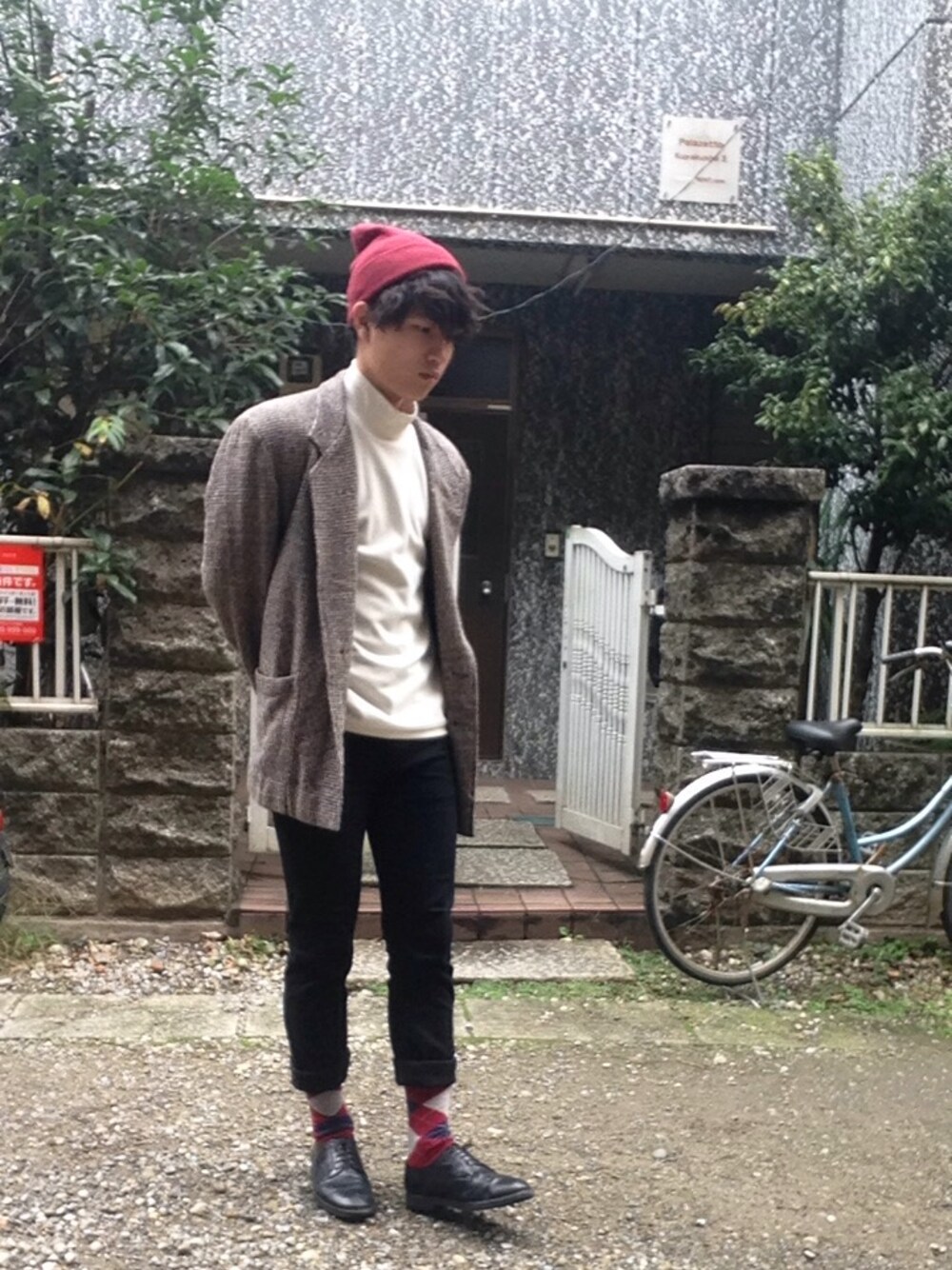 「ニットキャップ、ツイードジャケット、白タートルネック、黒スキニー、vintage、UNIQLO、アーガイル柄」｜「VINTAGEのアイテム（テーラードジャケット、ベージュ系）」を使った、たぐっしゅーさん（メンズ・174cm）の秋コーディネートの1枚目の写真