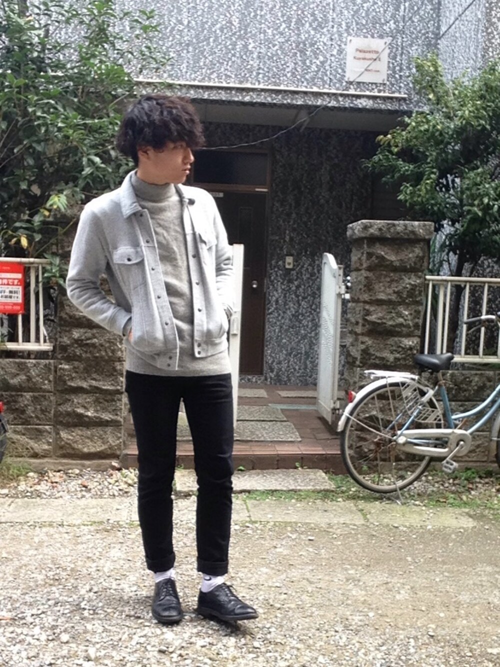 「タートルネックニット、ジャケット、黒スキニー、GU、UNIQLO、NIKE、黒髪、同系色コーデ、グレーコーデ、vintage」｜「VINTAGEのアイテム（ニット/セーター、グレー系）」を使った、たぐっしゅーさん（メンズ・174cm）の秋コーディネートの1枚目の写真