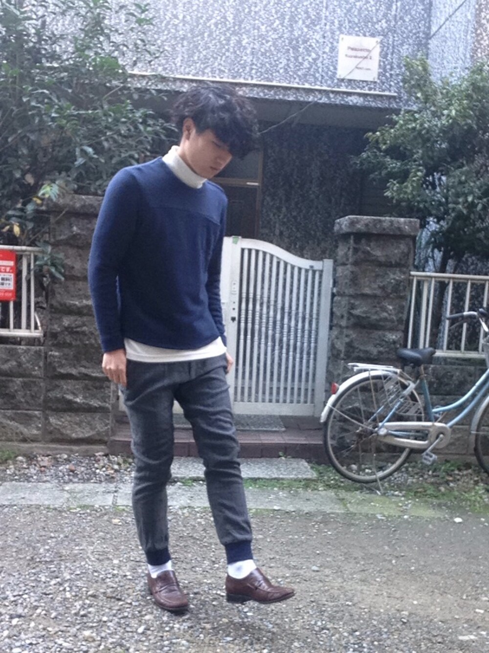 「白タートルネック、上下スウェット、無地スウェット、リブパンツ、STUDIOUS、UNIQLO、NIKE、ローファー、黒髪、白ニット」｜「STUDIOUS SELECTのSTUDIOUS コットン裏毛ショルダージップスウェット MADE IN JAPAN（スウェット、ブルー系）」を使った、たぐっしゅーさん（メンズ・174cm）の秋コーディネートの1枚目の写真