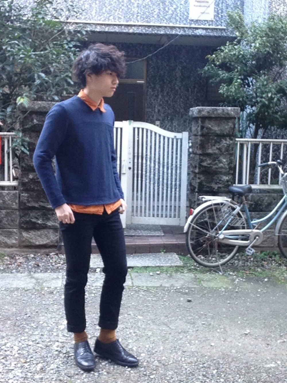 「無地スウェット、シャツスタイル、黒スキニー、STUDIOUS、UNIQLO、vintage、オレンジ、からし色」｜「STUDIOUS SELECTのSTUDIOUS コットン裏毛ショルダージップスウェット MADE IN JAPAN（スウェット、ブルー系）」を使った、たぐっしゅーさん（メンズ・174cm）の秋コーディネートの1枚目の写真
