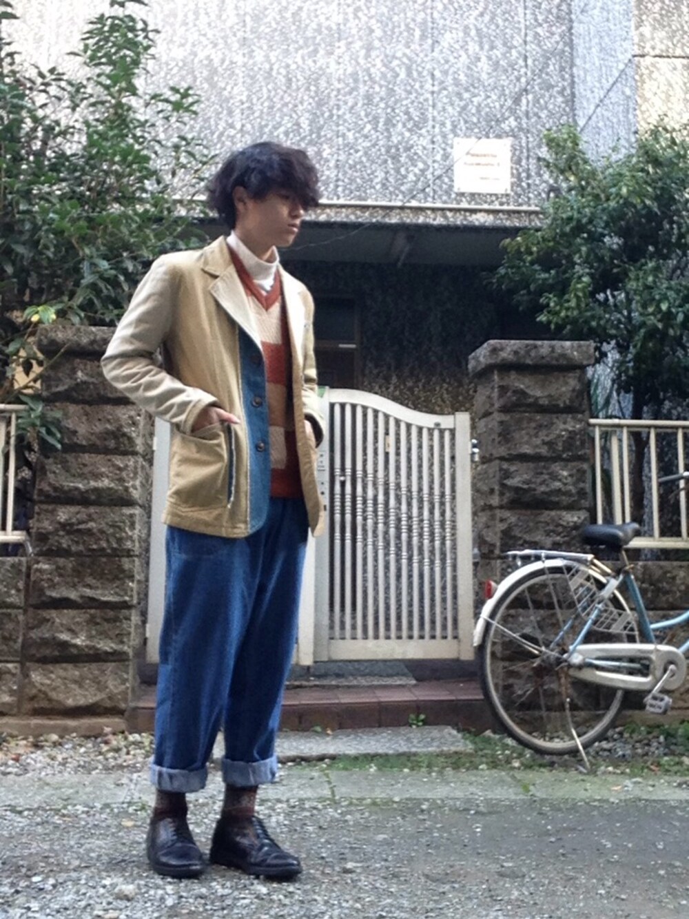 「チェスターコート、白タートルネック、タートルネックニット、セーター、ワイドパンツ、セットアップ、vintage、UNIQLO、キャメルアウター、白ニット」｜「VINTAGEのアイテム（チェスターコート、ベージュ系）」を使った、たぐっしゅーさん（メンズ・174cm）の冬コーディネートの1枚目の写真