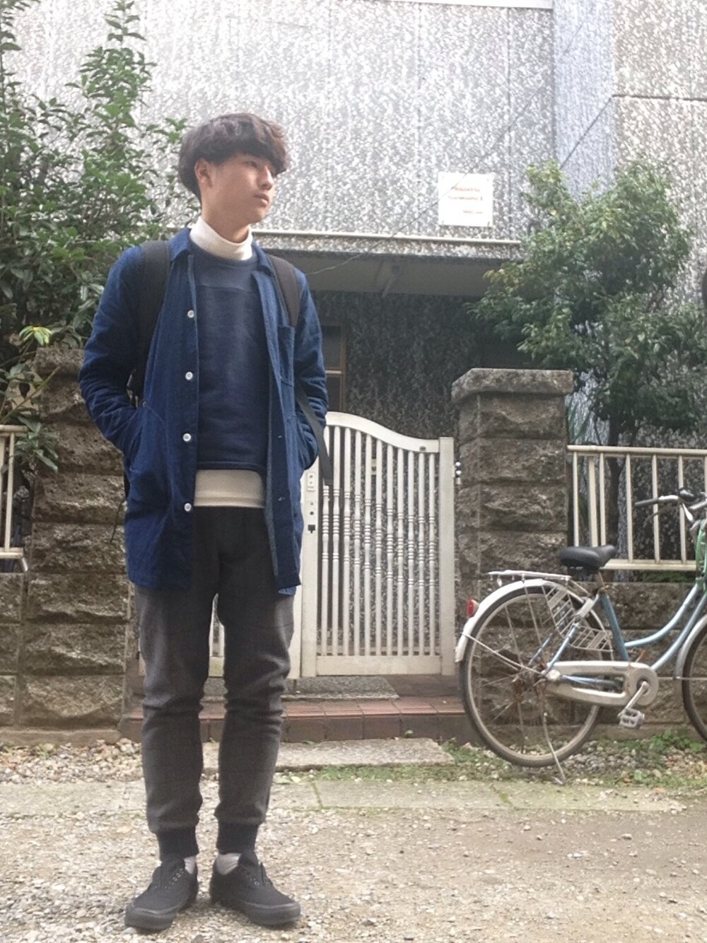 「ステンカラーコート、上下スウェット、白タートルネック、青ニット、リブパンツ、白ソックス、STUDIOUS、白ニット」｜「動きのアイテム（その他、その他）」を使った、たぐっしゅーさん（メンズ・174cm）の冬コーディネートの1枚目の写真