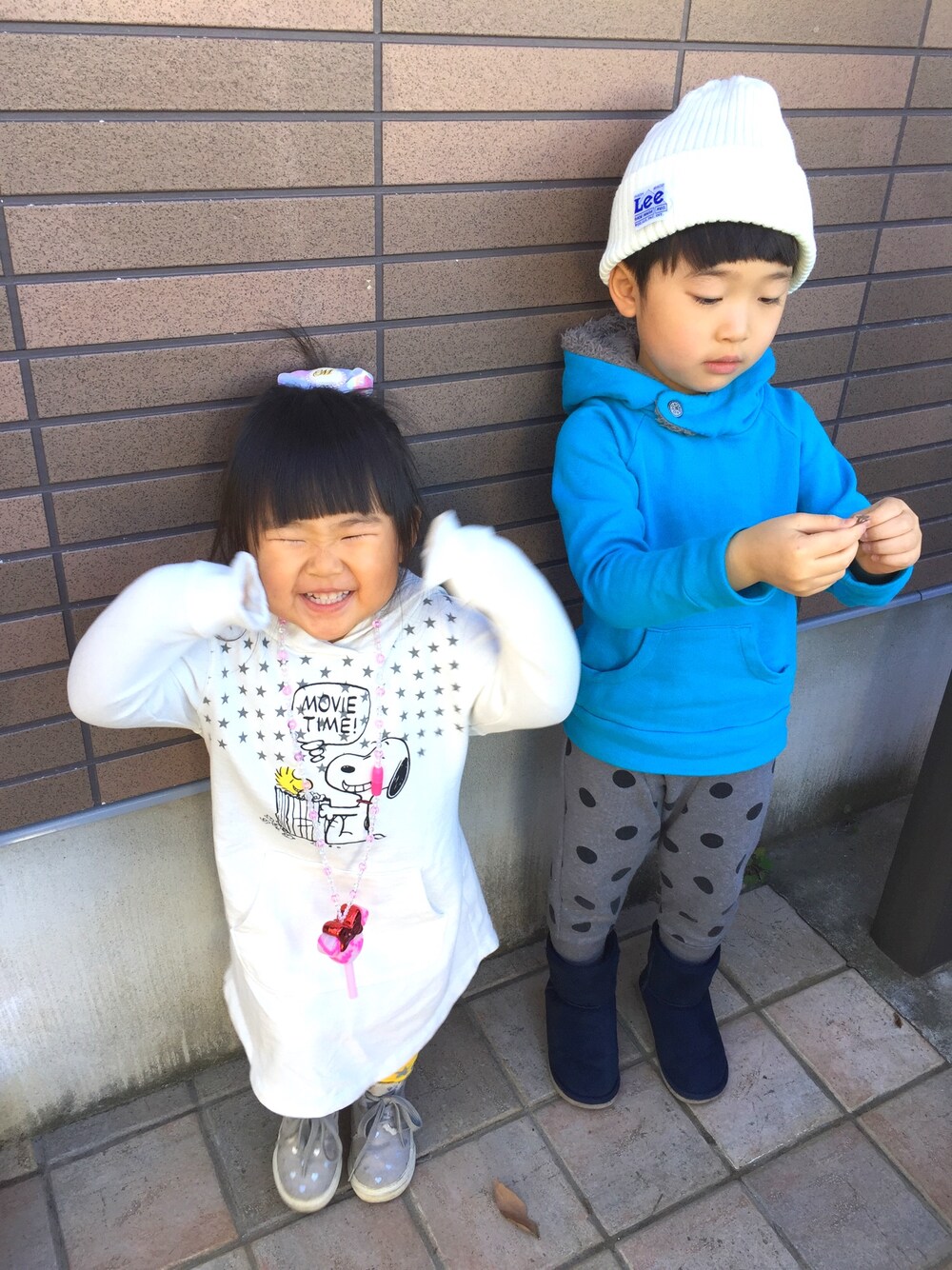 「キッズコーデ、女の子、男の子、トレーナー、スエット、ゆるコーデ、ラクチンコーデ、2歳、5歳、兄妹コーデ」｜「UNIQLOのアイテム（ワンピース/ドレス、ホワイト系）」を使った、みいにゃんさん（キッズ・100cm）の春コーディネートの1枚目の写真