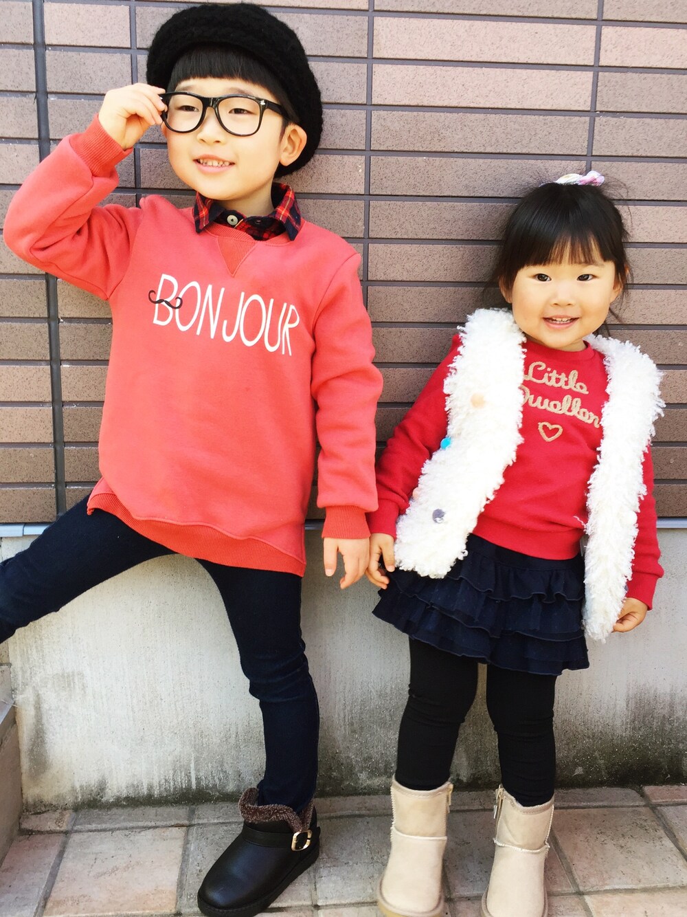「女の子、kidsfashion、兄妹コーデ、男の子、キッズコーデ、ダテメガネ、ファーベスト、ブーツ、2歳、5歳」｜「enchantecollectionのアイテム（スウェット、レッド系）」を使った、みいにゃんさん（キッズ・110cm）の春コーディネートの1枚目の写真