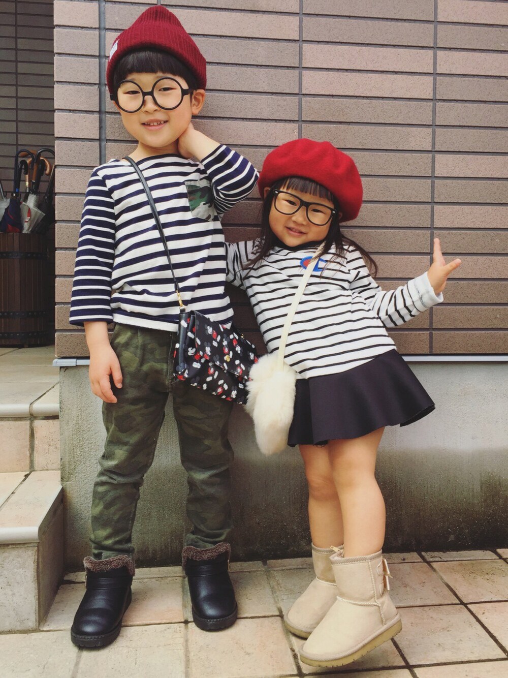 「キッズコーデ、女の子、男の子、兄妹コーデ、帽子、ダテメガネ、ポシェット、ボーダー、リンクコーデ、パッツン前髪」｜「Championのアイテム（Tシャツ/カットソー、ブラック系）」を使った、みいにゃんさん（キッズ・100cm）の春コーディネートの1枚目の写真