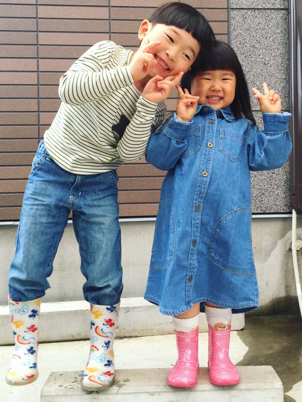 「女の子、男の子、キッズコーデ、長靴、雨の日コーデ、GU、プチプラ、kidsfashion、前髪ぱっつん」｜「GAPのアイテム（デニムパンツ、ブルー系）」を使った、みいにゃんさん（キッズ・110cm）の春コーディネートの1枚目の写真