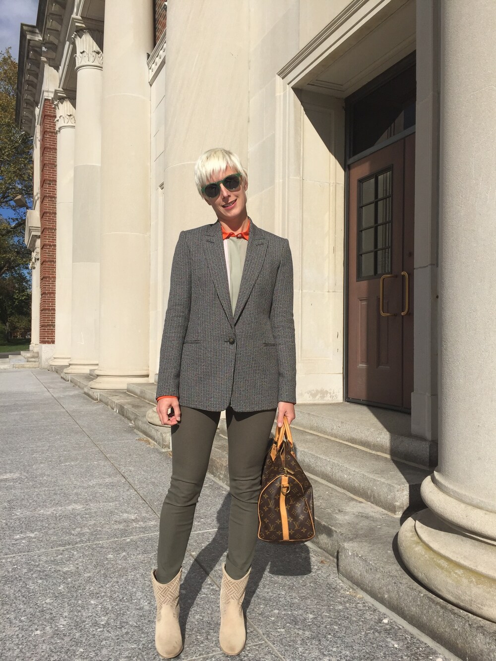 オレンジ系のシャツ/ブラウス、その他のテーラードジャケット、グリーン系のチノパンツを着用したレディースの秋コーディネートの1枚目の写真