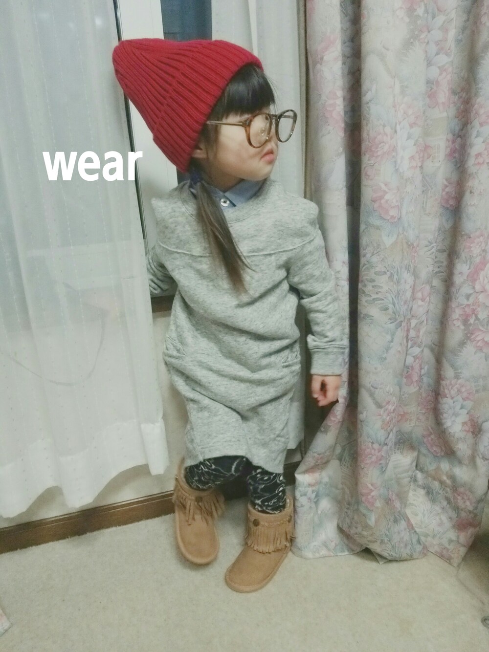 「UNIQLO、ユニクロ、スウェット、西松屋、伊達メガネ、EMODA、しまむら、赤ニット、ニットワッチ、柄タイツ」｜「UNIQLOのアイテム（チュニック、グレー系）」を使った、sakuさん（キッズ・90cm）の冬コーディネートの1枚目の写真