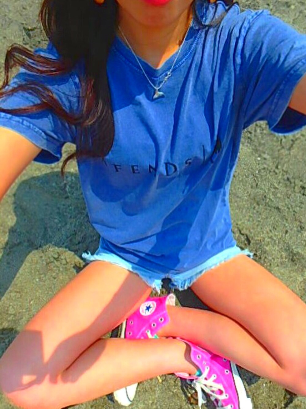 「surfgirl、beach、converse、AFENDS、American Eagle、ootd」｜「Afendsのアイテム（Tシャツ/カットソー、その他）」を使った、NAGISAさん（レディース・164cm）の春コーディネートの1枚目の写真