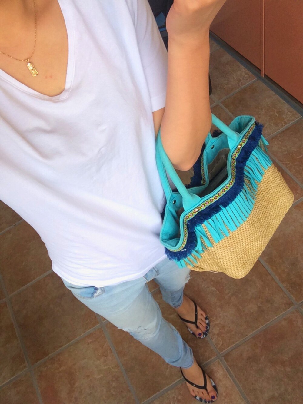 「ROXY、American Eagle、H&M」｜「ROXYのBERMUDA（サンダル、ブラック系）」を使った、NAGISAさん（レディース・163cm）の春コーディネートの1枚目の写真