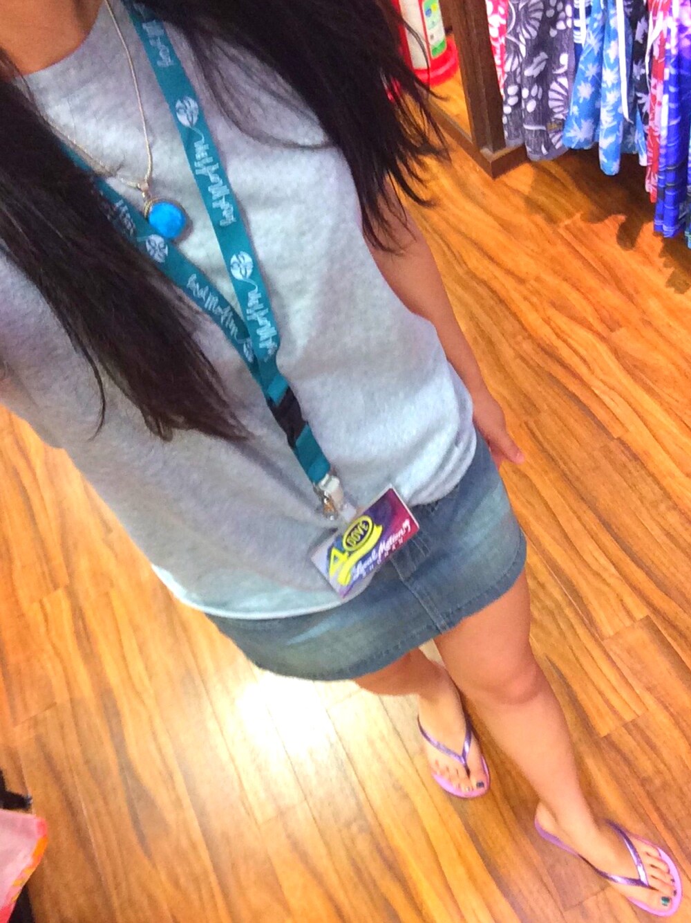 「SURF、surfgirl、ユニクロ、シンプル、ROXY、デニムスカート、ミニスカート、roxygirl」｜「UNIQLOのMEN ドライカラークルーネックT（半袖）（Tシャツ/カットソー、グレー系）」を使った、NAGISAさん（レディース・164cm）の夏コーディネートの1枚目の写真