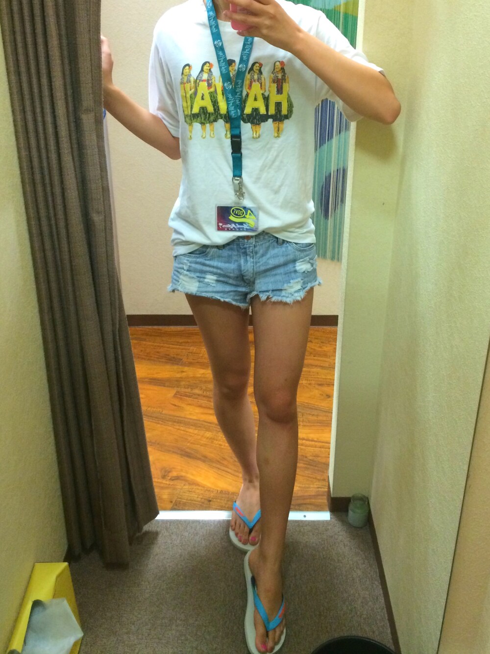 「havaianas、HOLLISTER、hawaii、localmotion、SURF、summer、surfgirl、シンプルスタイル、ラフ、ビーチサンダル」｜「Local Motionのアイテム（Tシャツ/カットソー、ホワイト系）」を使った、NAGISAさん（レディース・164cm）の夏コーディネートの1枚目の写真