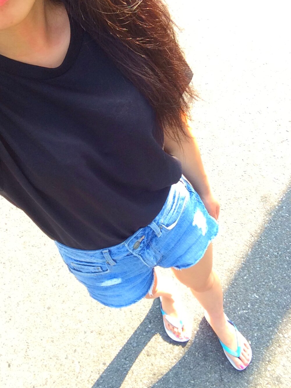 「havaianas、UNIQLO、ユニクロ」｜「UNIQLOのアイテム（Tシャツ/カットソー、ブラック系）」を使った、NAGISAさん（レディース・164cm）の夏コーディネートの1枚目の写真