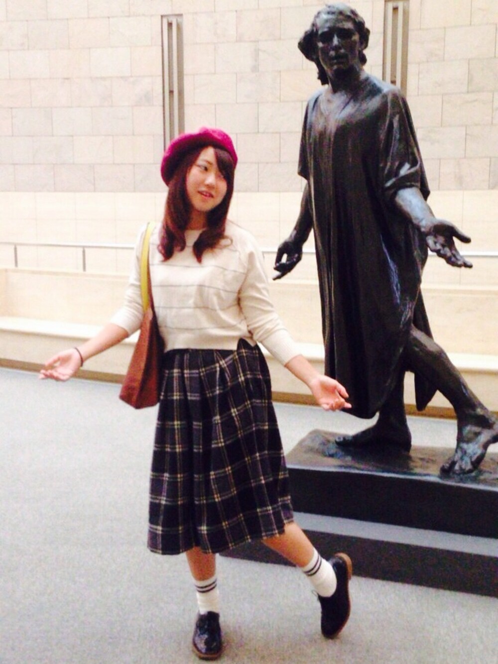 「美術館コーデ」｜「JEANASISのアイテム（ニット/セーター、ホワイト系）」を使った、あんまあやかさん（レディース・160cm）の秋コーディネートの1枚目の写真