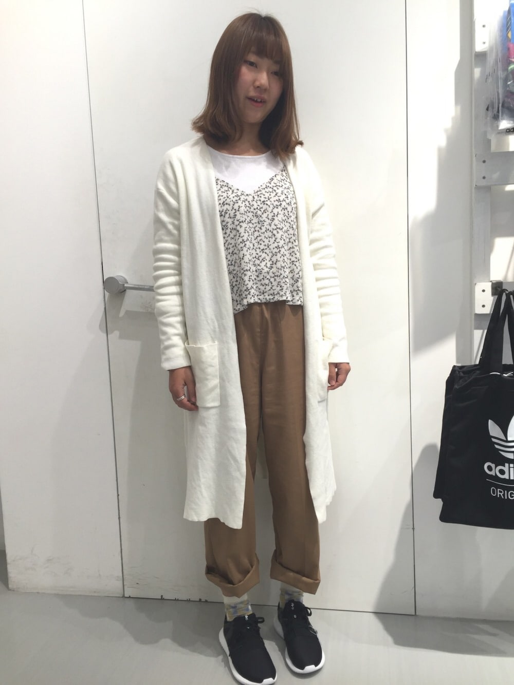 「LEPSIMのアイテム（カーディガン/ボレロ、ホワイト系）」を使った、あんまあやかさん（レディース・160cm）の春コーディネートの1枚目の写真
