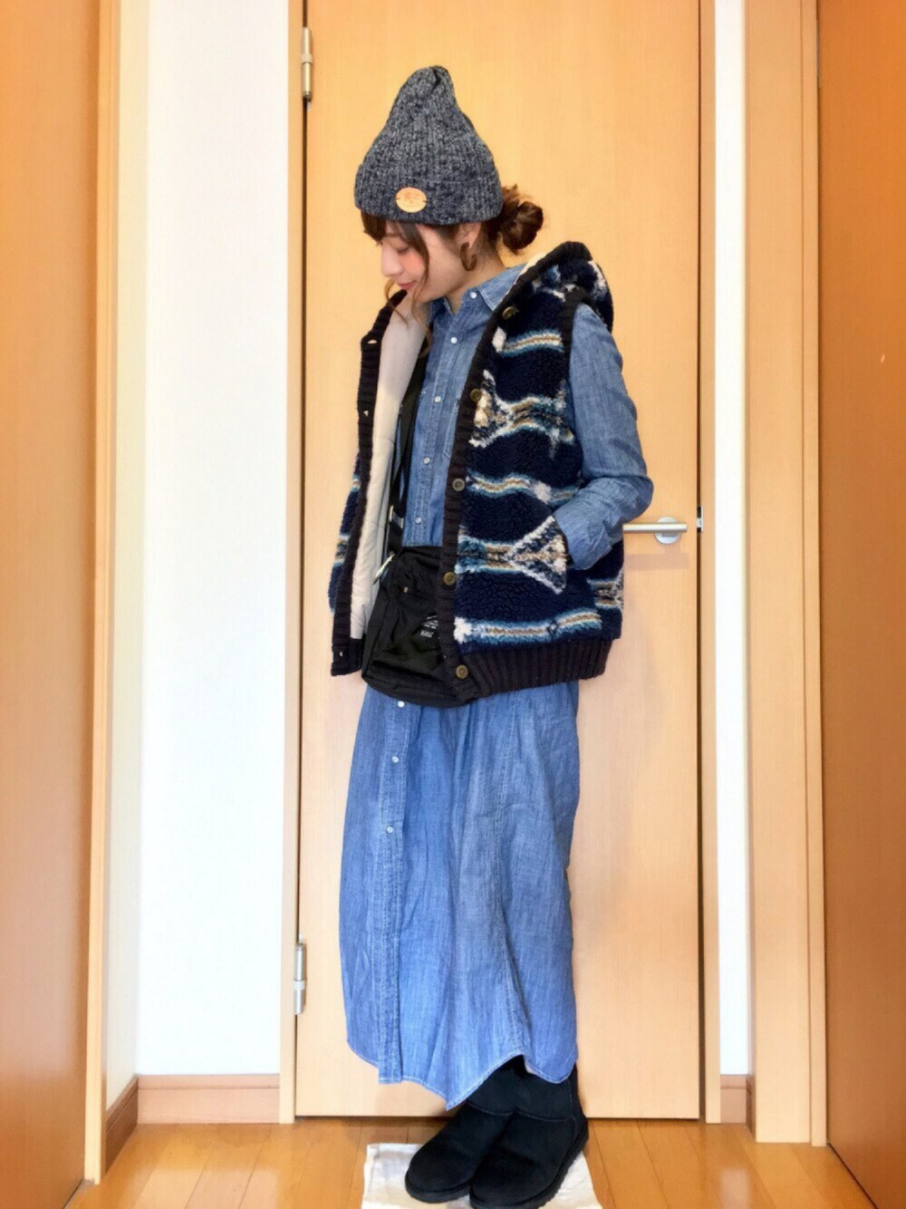 「ママコーデ、ボアベスト、デニムシャツワンピース、ムートンブーツ、ニットキャップ、zozoフリマ」｜「IL BISONTEのIL BISONTE / KNIT CAP（ニットキャップ/ビーニー、ブルー系）」を使った、chimochiiさん（レディース・152cm）の秋コーディネートの1枚目の写真