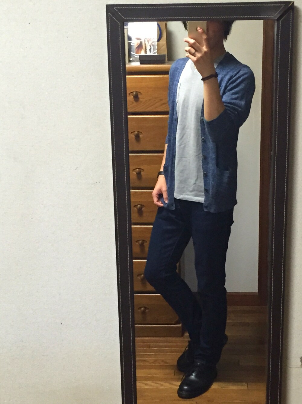 ブルー系のカーディガン/ボレロ、グレー系のTシャツ/カットソー、ブルー系のデニムパンツを着用したメンズの春コーディネートの1枚目の写真