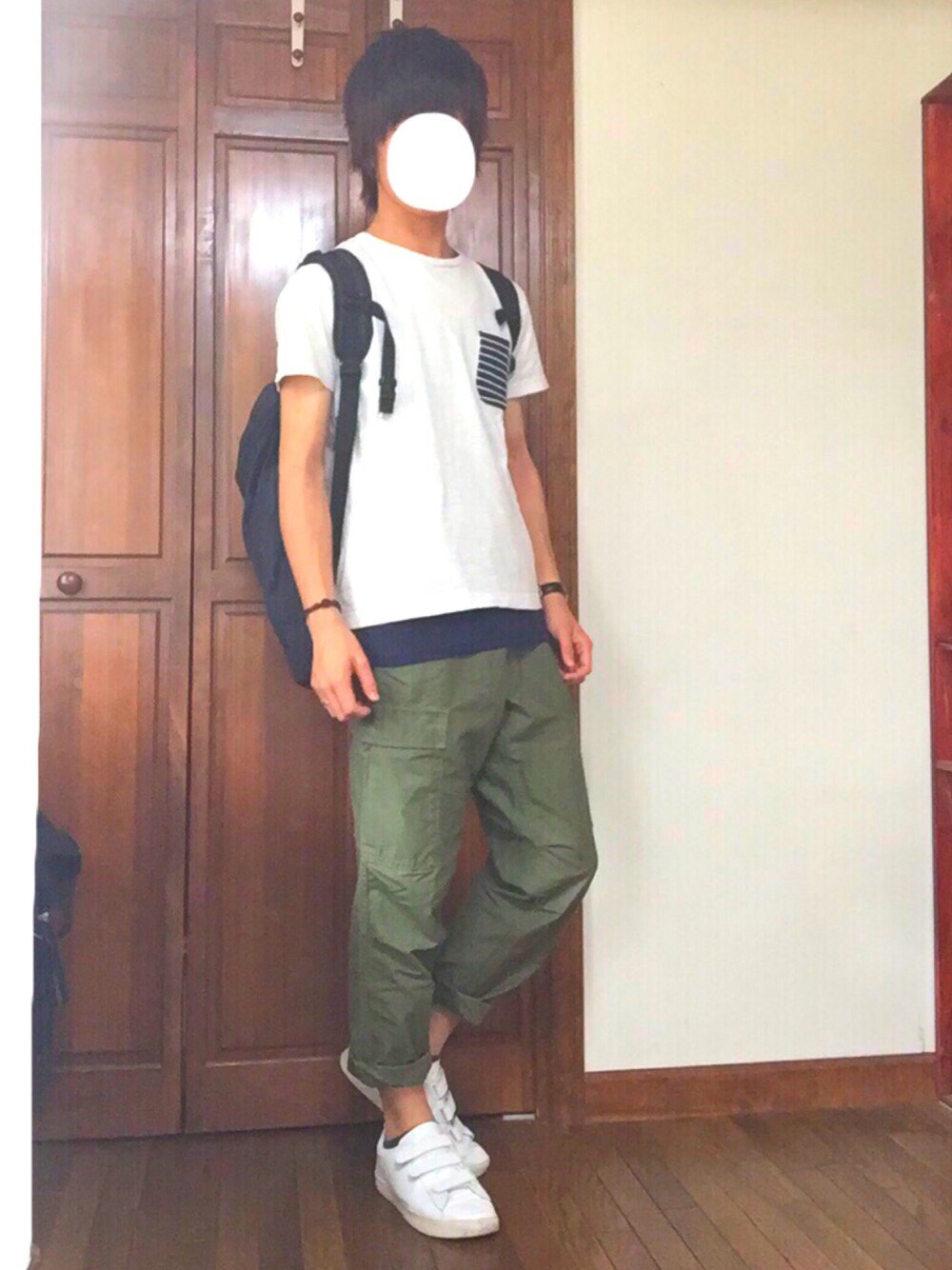 ホワイト系のTシャツ/カットソー、ブルー系のタンクトップ、ブルー系のバックパック/リュックを着用したメンズの夏コーディネートの1枚目の写真