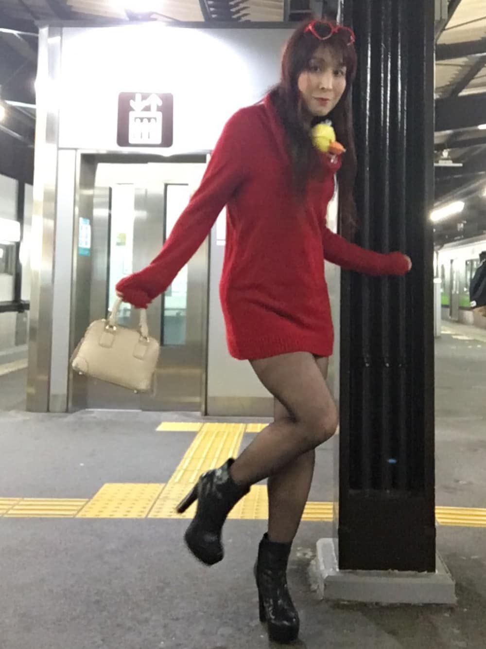 「赤、セーター、ワンピース、オフショル、ひよこ、ヒールブーツ、ブーティー、ハート、黒ストッキング」｜「FOREVER 21のオフショルセーターワンピ（ワンピース、レッド系）」を使った、冬野二葉さん（メンズ・168cm）の秋コーディネートの1枚目の写真
