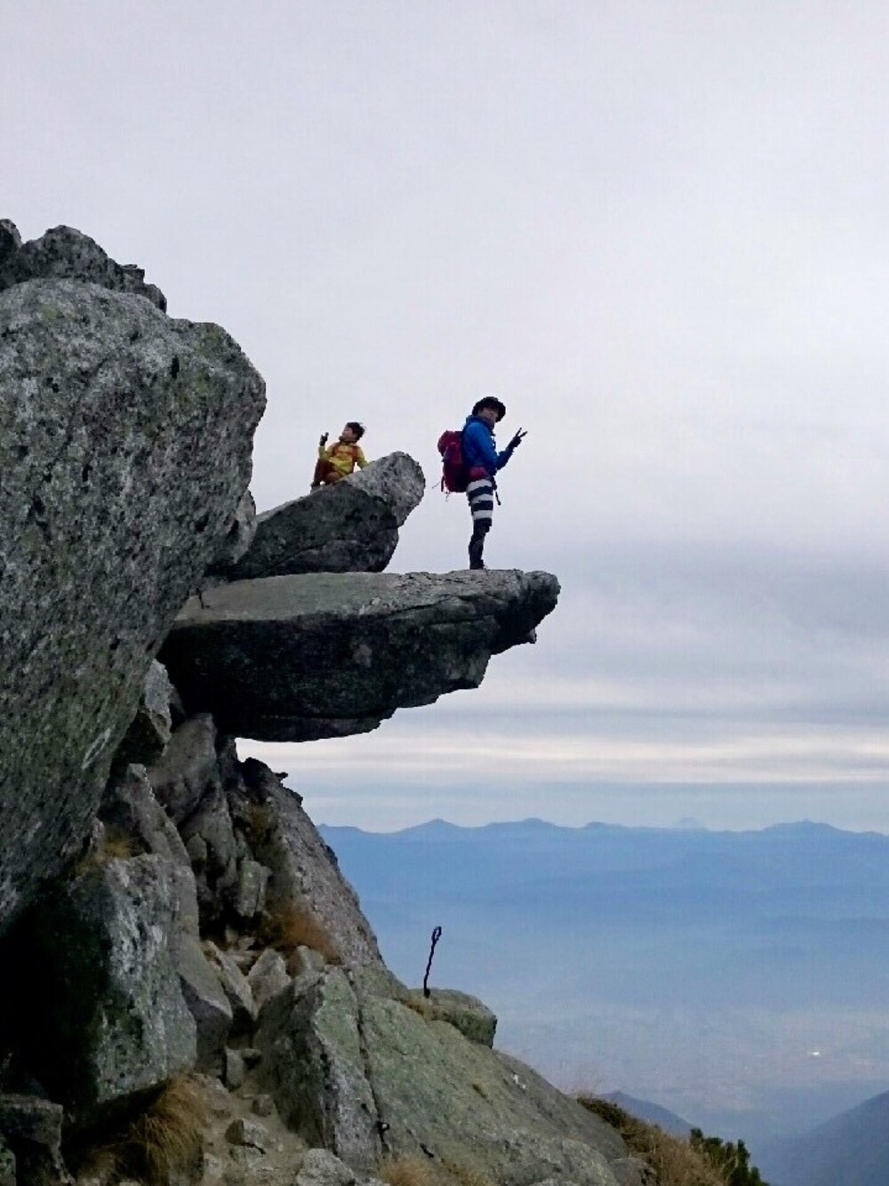 ブルー系のマウンテンパーカー、ホワイト系のその他パンツ、レッド系のバックパック/リュックを着用したメンズの秋コーディネートの1枚目の写真