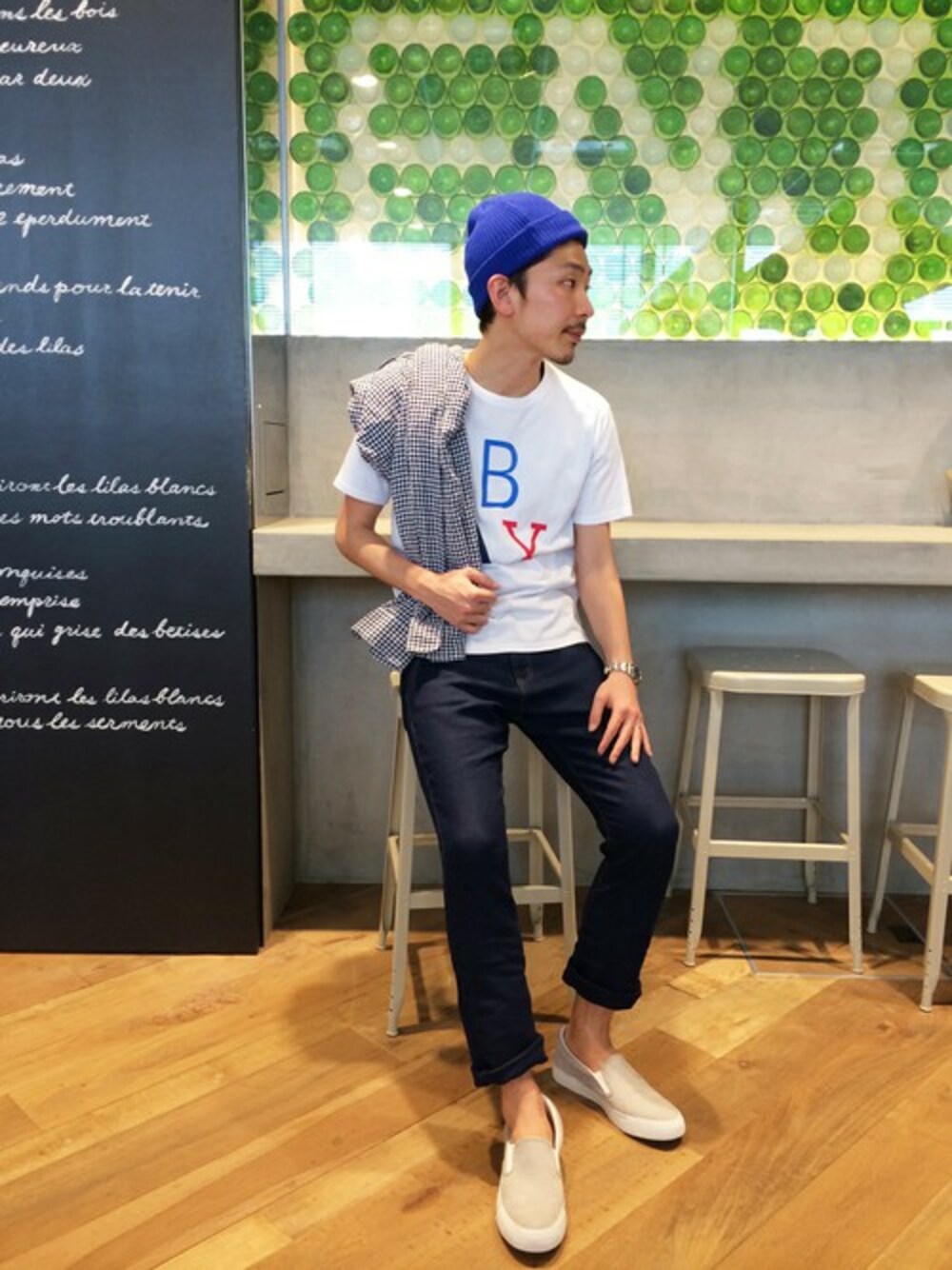 「デニム、プリントT、ギンガムシャツ」｜「GLOBAL WORKの【GLOBALWORK】ロゴプリントTEE/543212（Tシャツ/カットソー、ホワイト系）」を使った、ko-Heyさん（メンズ・174cm）の春コーディネートの1枚目の写真