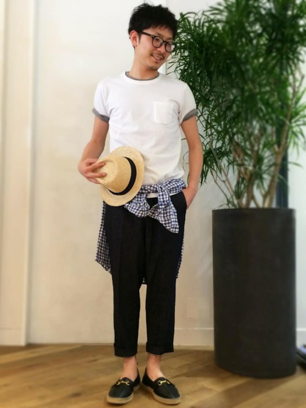 「シンプル、ホワイト、夏、Tシャツ、ハット、クロップドパンツ、GLOBAL WORK、エスパドリーユ、腰巻きスタイル、シャツ腰巻き」｜「GLOBAL WORKの【高級綿使用】スーピマクルーＴ/557399（Tシャツ/カットソー、グレー系）」を使った、ko-Heyさん（メンズ・174cm）の春コーディネートの1枚目の写真