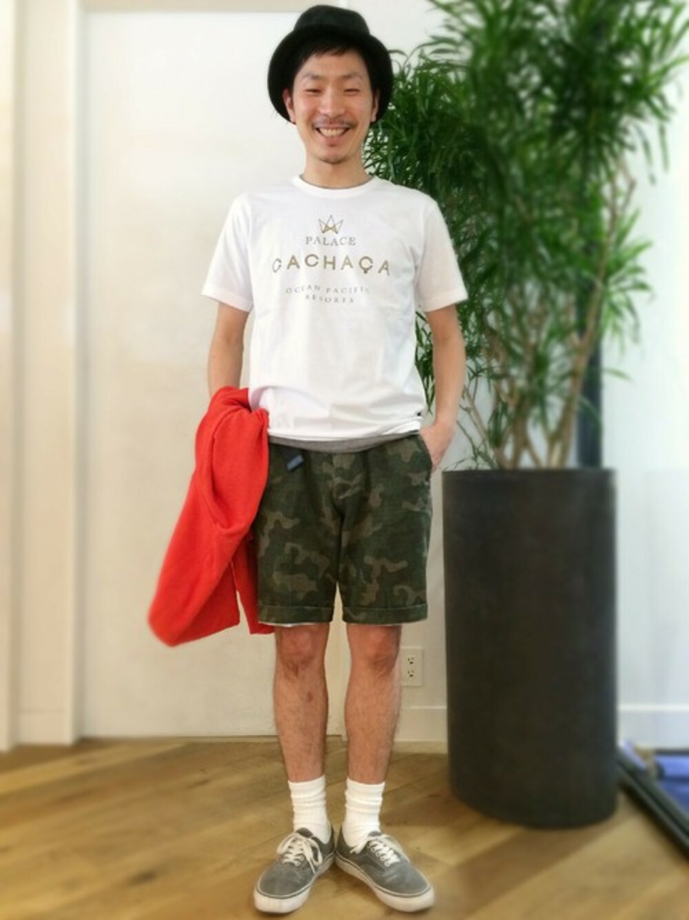 「スニーカー、カジュアル、夏、カモフラ、パーカー、Tシャツ、赤、白ソックス、ショーツ、自転車スタイル」｜「GLOBAL WORKのＢｒａｚｉｌプリントＴ/559388（Tシャツ/カットソー、ホワイト系）」を使った、ko-Heyさん（メンズ・174cm）の春コーディネートの1枚目の写真