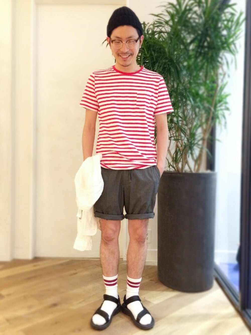 「カジュアル、ボーダー、ニット帽、Tシャツ、赤、ショーツ、ラインソックス、ボーダートップス、サンダルに靴下、ソックス×サンダル」｜「GLOBAL WORKの【高級綿使用】スーピマボーダークルーＴ/557397（Tシャツ/カットソー、レッド系）」を使った、ko-Heyさん（メンズ・174cm）の春コーディネートの1枚目の写真
