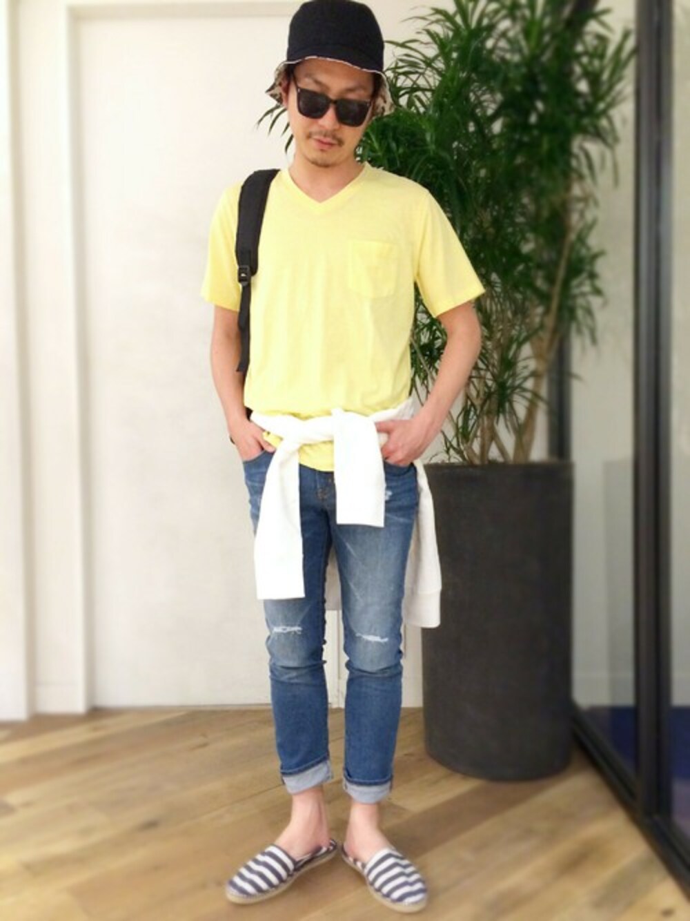 「カジュアル、イエロー、Vネック、サングラス、ハット、春色、ダメージデニムパンツ、エスパドリーユ、Tシャツ×デニム、ホワイトパーカー」｜「GLOBAL WORKのオパールVネックT/557442（Tシャツ/カットソー、イエロー系）」を使った、ko-Heyさん（メンズ・174cm）の春コーディネートの1枚目の写真