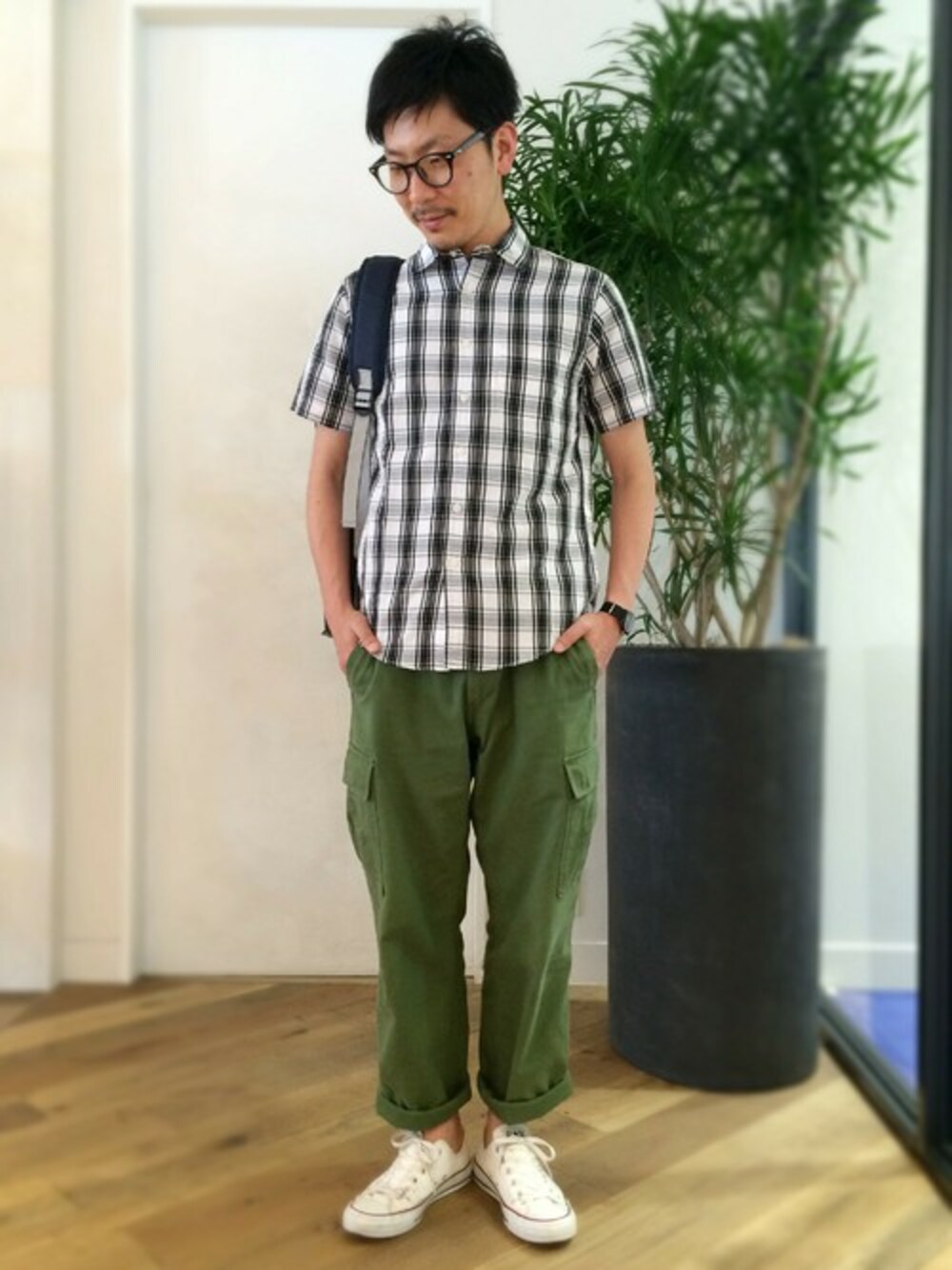 「チェック、スニーカー、コンバース、　、カジュアル、チェックシャツ、リュック、めがね、カーゴパンツ、ホワイトスニーカー」｜「GLOBAL WORKの【雑誌OCEANS6月号掲載】メンラミーチェックシャツ半袖/558044（シャツ/ブラウス、ブラック系）」を使った、ko-Heyさん（メンズ・174cm）の春コーディネートの1枚目の写真