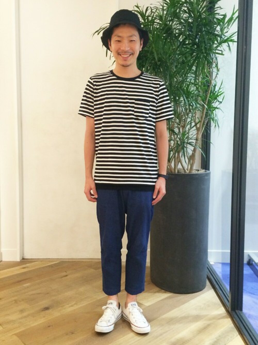 「スニーカー、カジュアル、ボーダー、夏、Tシャツ、ハット、白スニーカー、リネン、ボーダーTシャツ、スーピマコットン」｜「GLOBAL WORKの【高級綿使用】スーピマボーダークルーT2/566443（Tシャツ/カットソー、その他）」を使った、ko-Heyさん（メンズ・174cm）の夏コーディネートの1枚目の写真