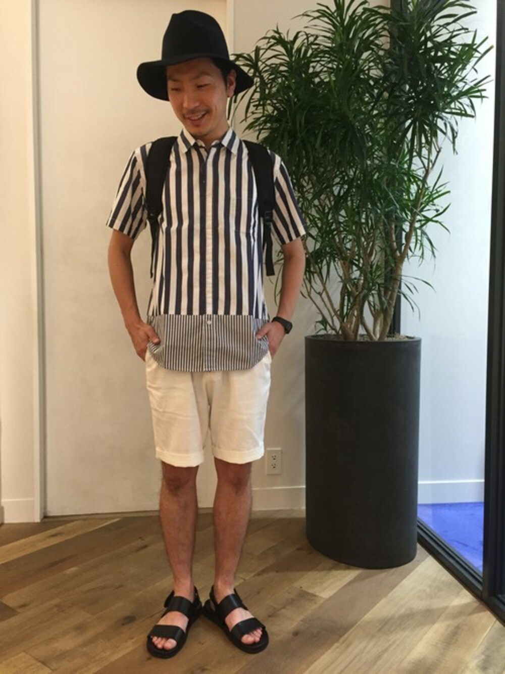 「シャツ、リュック、夏、ストライプ、ハット、サンダル、ショーツ、リゾートスタイル、爽やかコーデ、さわやか男子になりたい」｜「GLOBAL WORKのベルトツキメンアサショーツ/560575（その他パンツ、ホワイト系）」を使った、ko-Heyさん（メンズ・174cm）の夏コーディネートの1枚目の写真