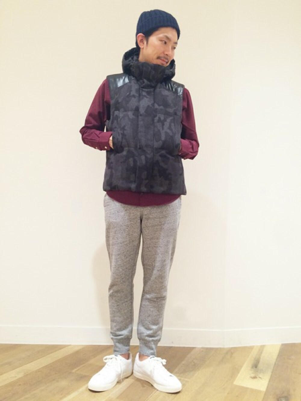 「スウェットパンツ、スウェット、ニットワッチ、ダウンベスト、ニット帽、カモフラ、秋のコーデ、ボルドー、白スニーカー、GLOBAL WORK」｜「GLOBAL WORKの■大沢たかおさん着用■オックスフォードシャツ長袖/564514（シャツ/ブラウス、レッド系）」を使った、ko-Heyさん（メンズ・174cm）の秋コーディネートの1枚目の写真