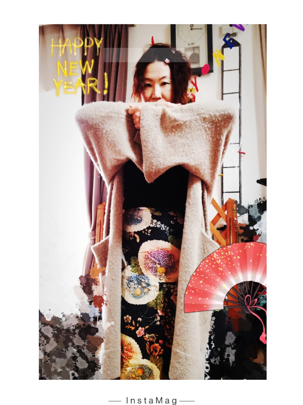 ブラック系のスカート、ブラック系のニット/セーター、ピンク系のラッピングキットを着用したレディースの冬コーディネートの1枚目の写真