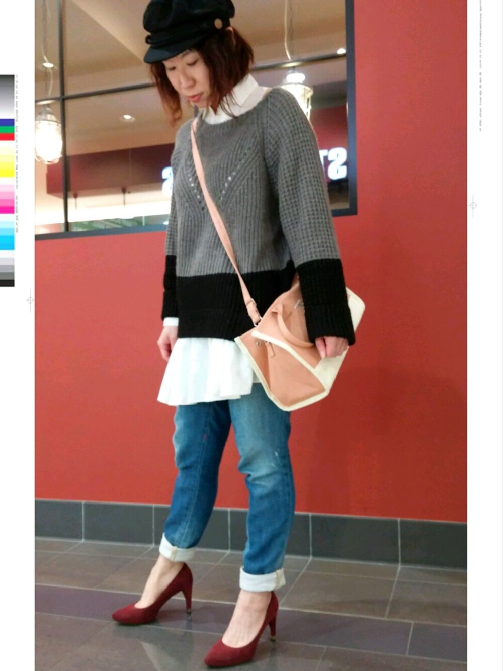 グレー系のニット/セーター、レッド系のパンプス、レッド系の福袋/福箱を着用したレディースの春コーディネートの1枚目の写真