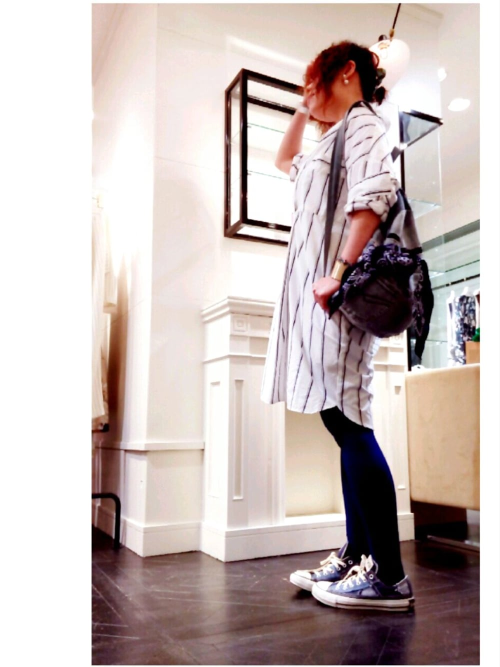 ブルー系のバックパック/リュック、その他のスニーカー、ホワイト系のワンピースを着用したレディースの春コーディネートの1枚目の写真