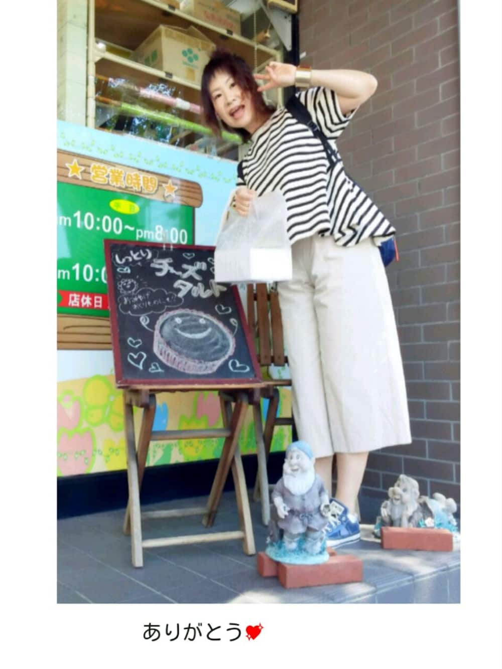 ベージュ系のその他パンツ、その他のTシャツ/カットソー、その他のスニーカーを着用したレディースの夏コーディネートの1枚目の写真