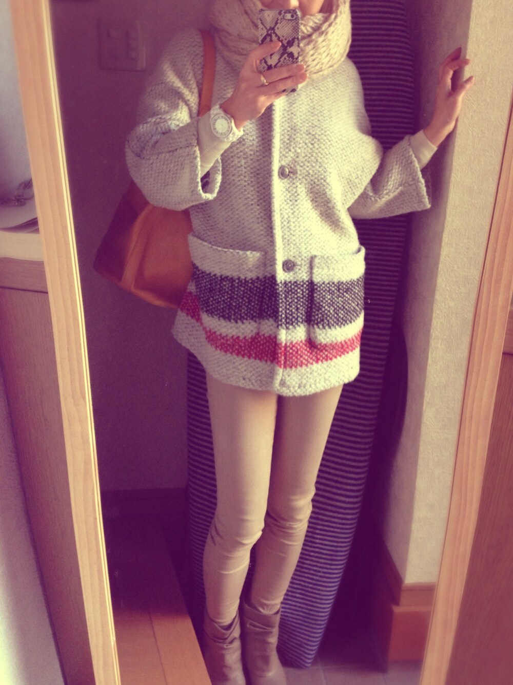 「ポンチョ、マフラーぐるぐる」｜「GAPのstripe sweater jacket（ポンチョ、グレー系）」を使った、A★panさん（レディース・159cm）の冬コーディネートの1枚目の写真
