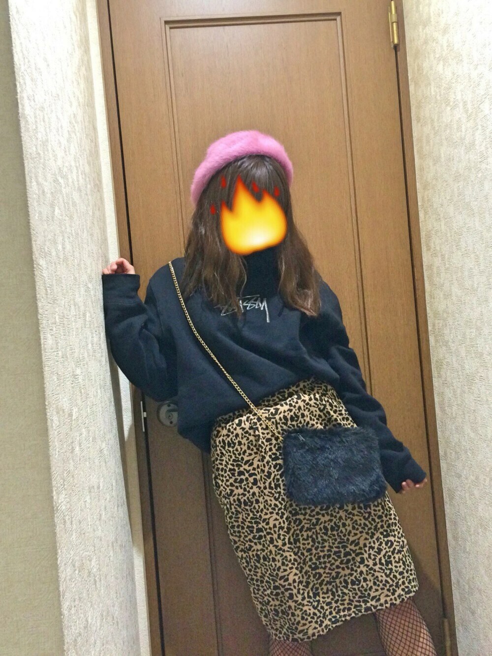 「stussy、トレーナー、ひょう柄、スカート、ヒョウ柄スカート、ベレー帽、網タイツ、ストリート」｜「STUSSYのアイテム（スウェット、ブラック系）」を使った、kさん（レディース・153cm）の冬コーディネートの1枚目の写真