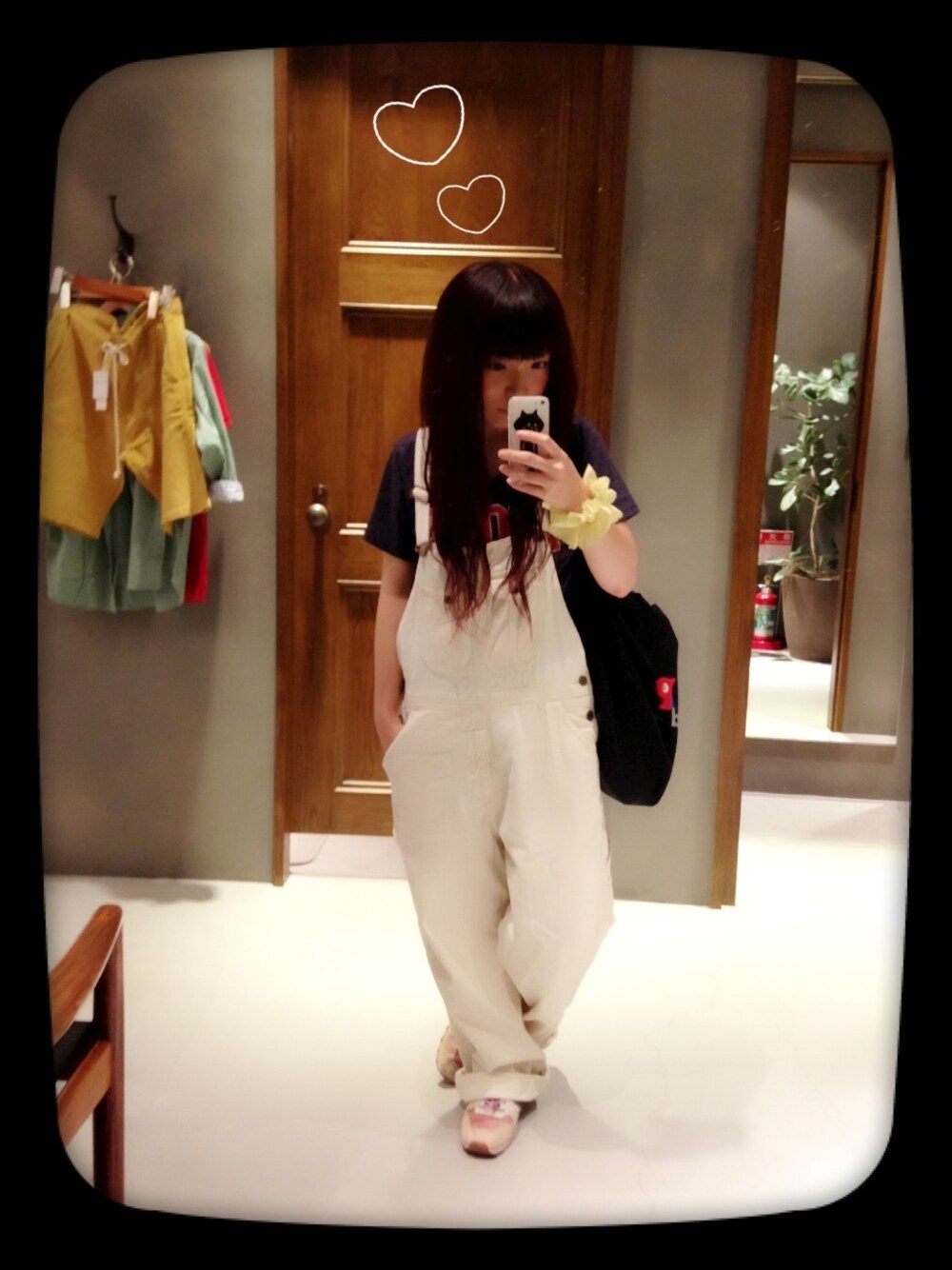 「New Balance、Tシャツ、ネイビー、オーバーオール、にゃー、ne-net、ラフ、ラフスタイル、パッツン前髪、niko and ...」｜「オーバーオール 白（サロペット/オーバーオール、ホワイト系）」を使った、yuk!☃さん（レディース・148cm）の夏コーディネートの1枚目の写真
