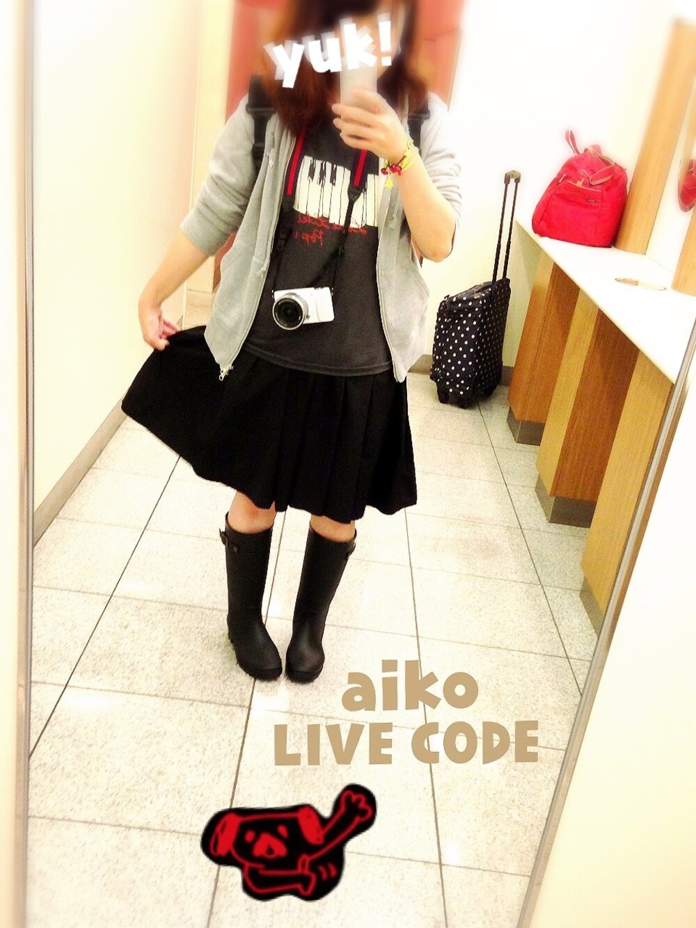 「aikoジャンキー、ピアノ、グレーパーカー、レインシューズ、黒スカート、ライブ、aiko、LLP17」｜「AIKOのaiko ピアノT（Tシャツ/カットソー、グレー系）」を使った、yuk!☃さん（レディース・148cm）の秋コーディネートの1枚目の写真