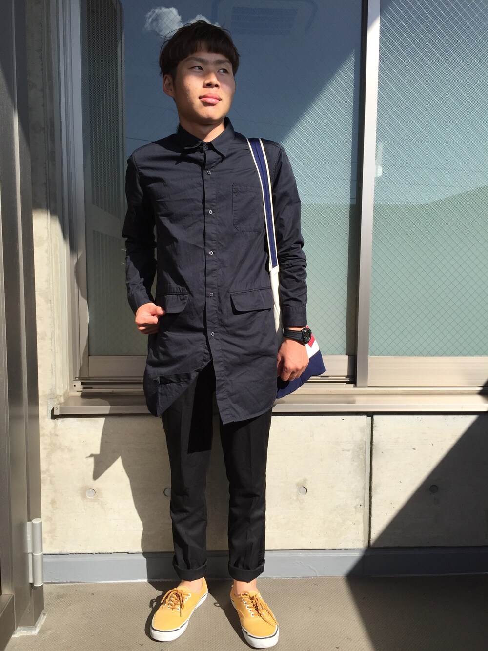 ホワイト系のトートバッグ、ブラック系のシャツ/ブラウス、ブラック系のスーツパンツを着用したメンズの秋コーディネートの1枚目の写真