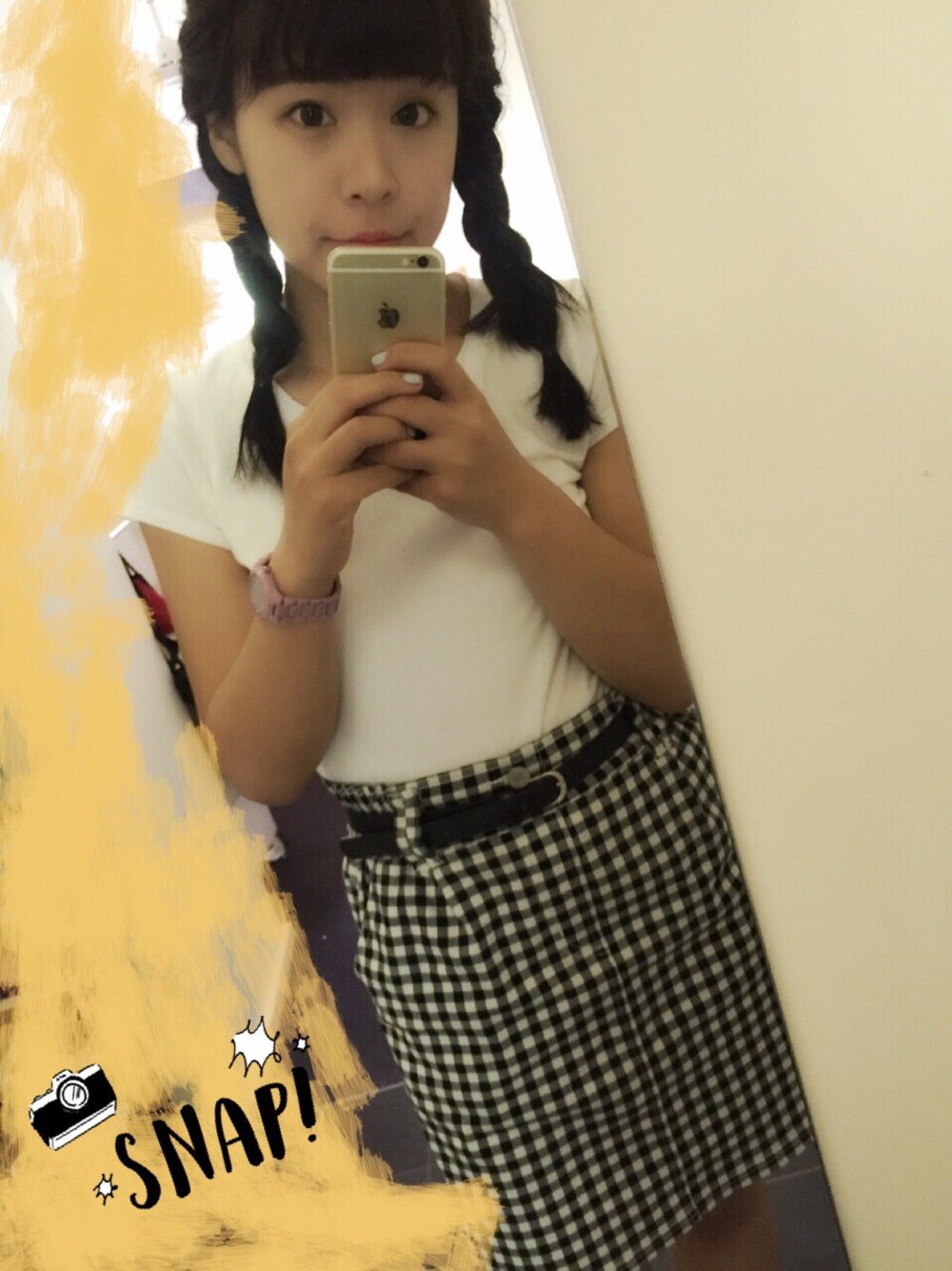 ホワイト系のTシャツ/カットソー、ブラック系のスカート、ピンク系のアナログ腕時計を着用したレディースの春コーディネートの1枚目の写真