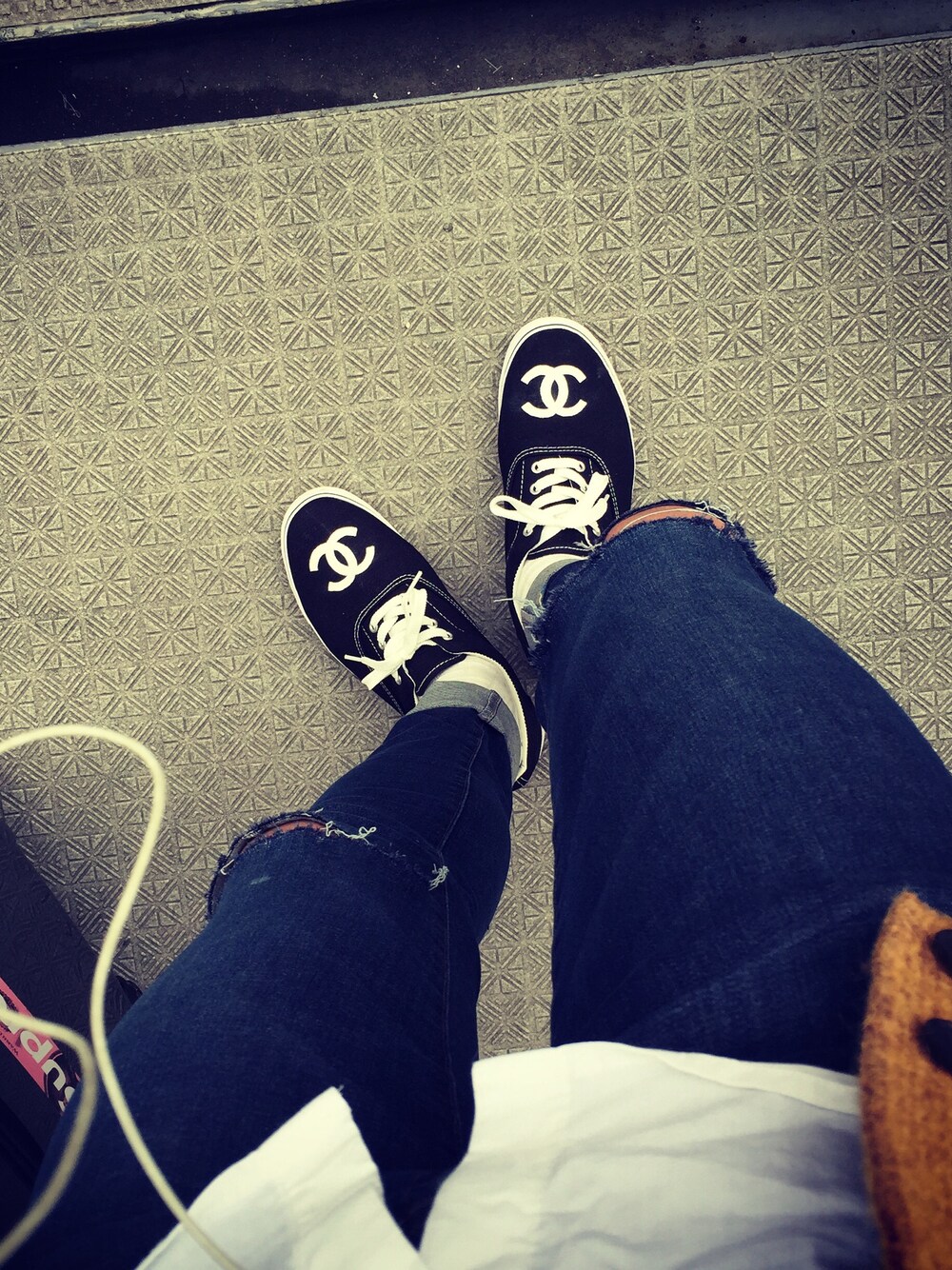 「chanel、casual、supreme、GAP」｜「GAPのアイテム（カーディガン/ボレロ、ベージュ系）」を使った、naokiさん（メンズ・176cm）の春コーディネートの1枚目の写真