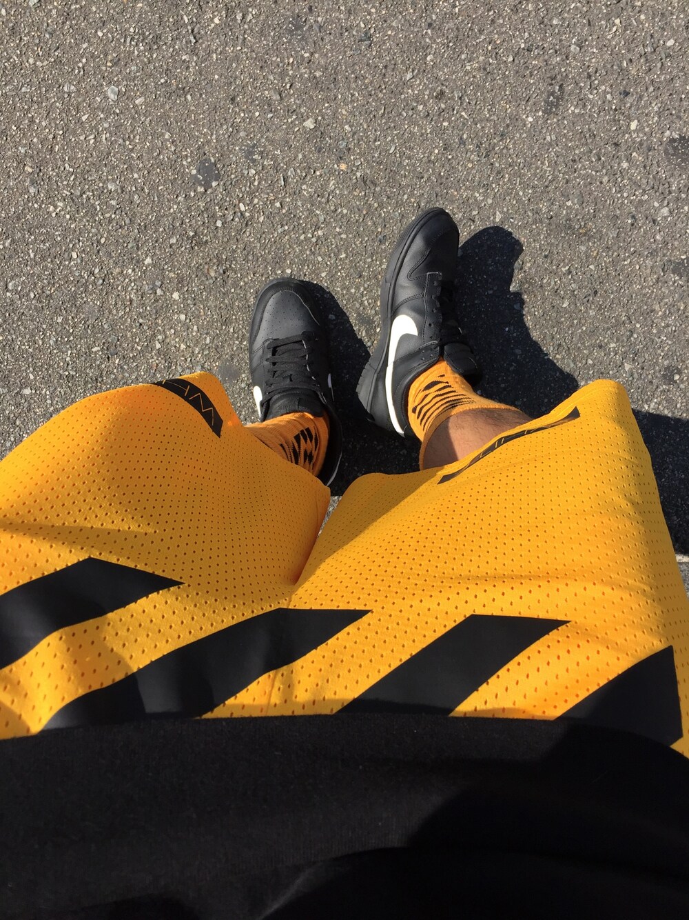 「off white、GIVENCHY、NIKE、street、outfit、socks」｜「offwhiteのアイテム（その他パンツ、イエロー系）」を使った、naokiさん（メンズ・176cm）の春コーディネートの1枚目の写真
