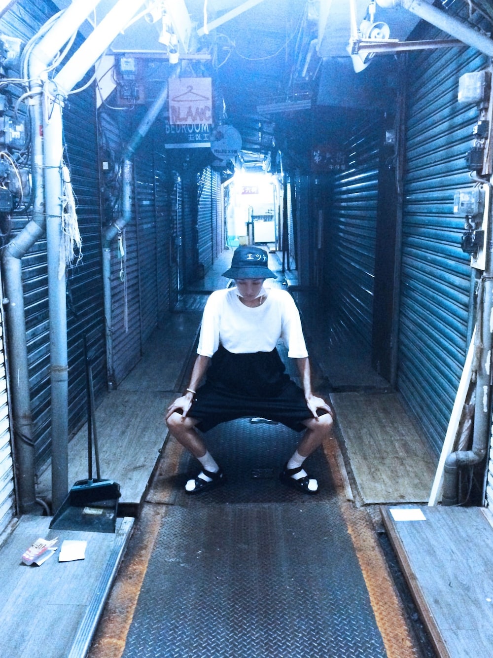 「hat、Japan、Taiwan」｜「H&Mのアイテム（Tシャツ/カットソー、ホワイト系）」を使った、ARATAさん（メンズ・168cm）の秋コーディネートの1枚目の写真