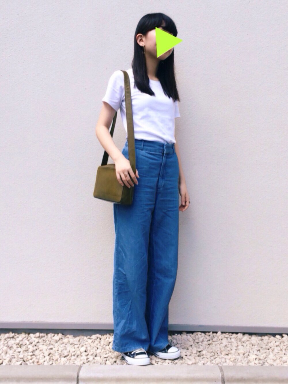 ホワイト系のTシャツ/カットソー、ブルー系のデニムパンツ、ブラック系のスニーカーを着用したレディースの夏コーディネートの1枚目の写真