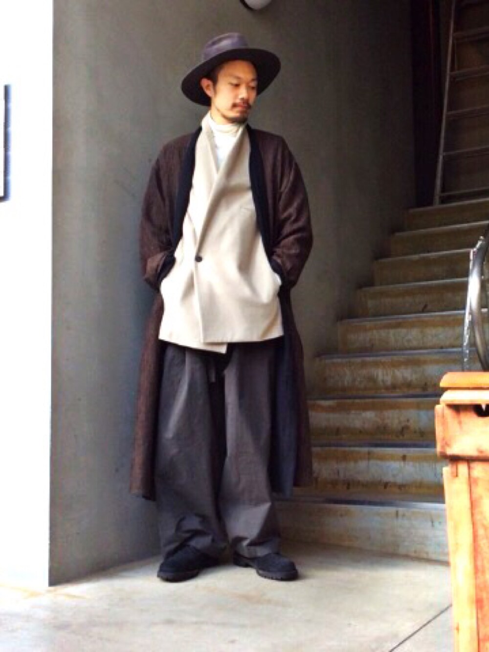 「theSakaki、edwina horl、Hender Scheme、SASQUATCHfabrix、UNUSED」｜「Edwina Horlのアイテム（ジャケット/アウター、ベージュ系）」を使った、河内 啓幸 さん（メンズ・173cm）の秋コーディネートの1枚目の写真