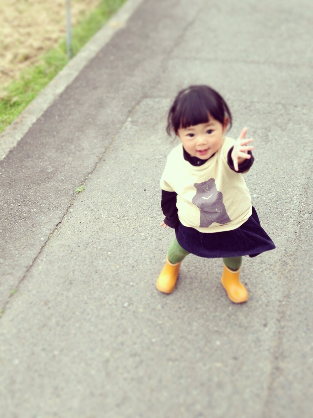 「長靴、Tシャツ、kids、ピクニック」｜「tomotakeTシャツ（Tシャツ/カットソー、ベージュ系）」を使った、mimo  mitoさん（キッズ・80cm）の冬コーディネートの1枚目の写真
